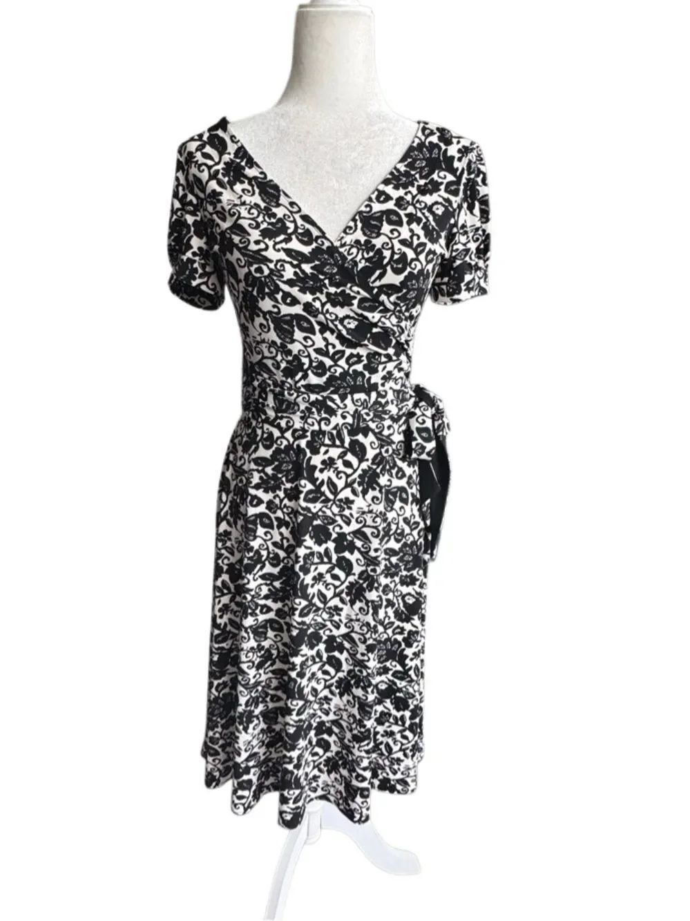 Donna Morgan Black and White Dress Floral Wrap Midi Knit SZ 6 - Picture 2 of 10